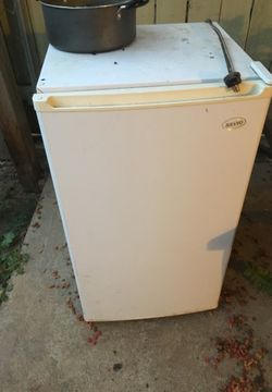 Mini fridge