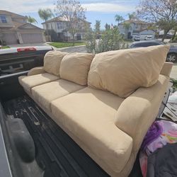 Very nice couch very comfortable very cleaned has zip you can wash it