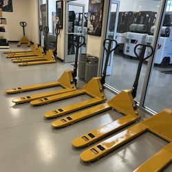 Caterpilar pallet jack