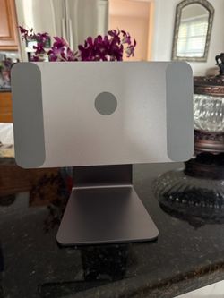 Magnetic tablet holder