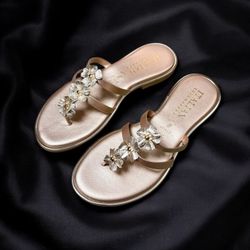 Italian Shoemakers Women’s Aiken Flower Gold Thong Sandals Sz 8.5