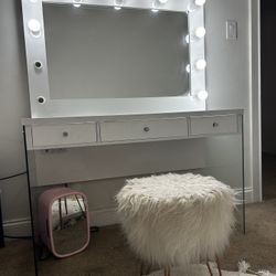 Make Up Vanity With Chair 