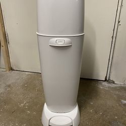 Diaper Genie and 9 Refills 