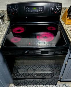 GE, excellent condition, 4 elements, 30" works perfectly 220v, you can see it connected working, delivery available