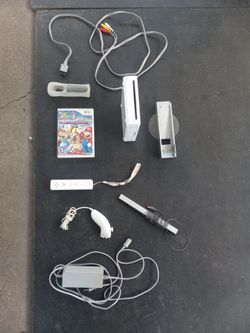 Nintendo Wii Console Bundle with Game and Accessories