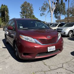 2017 Toyota Sienna | Original Paint | No Accidents | Excellent Condition