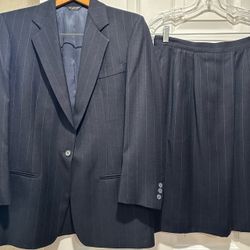 Women’s 2 Pc Navy Blue Pinstripe Suit (smooth texture) Sz 8 $25