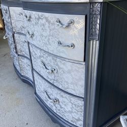 Stunning Quality Vintage Dresser Grey Silver Holographic Lace Design 