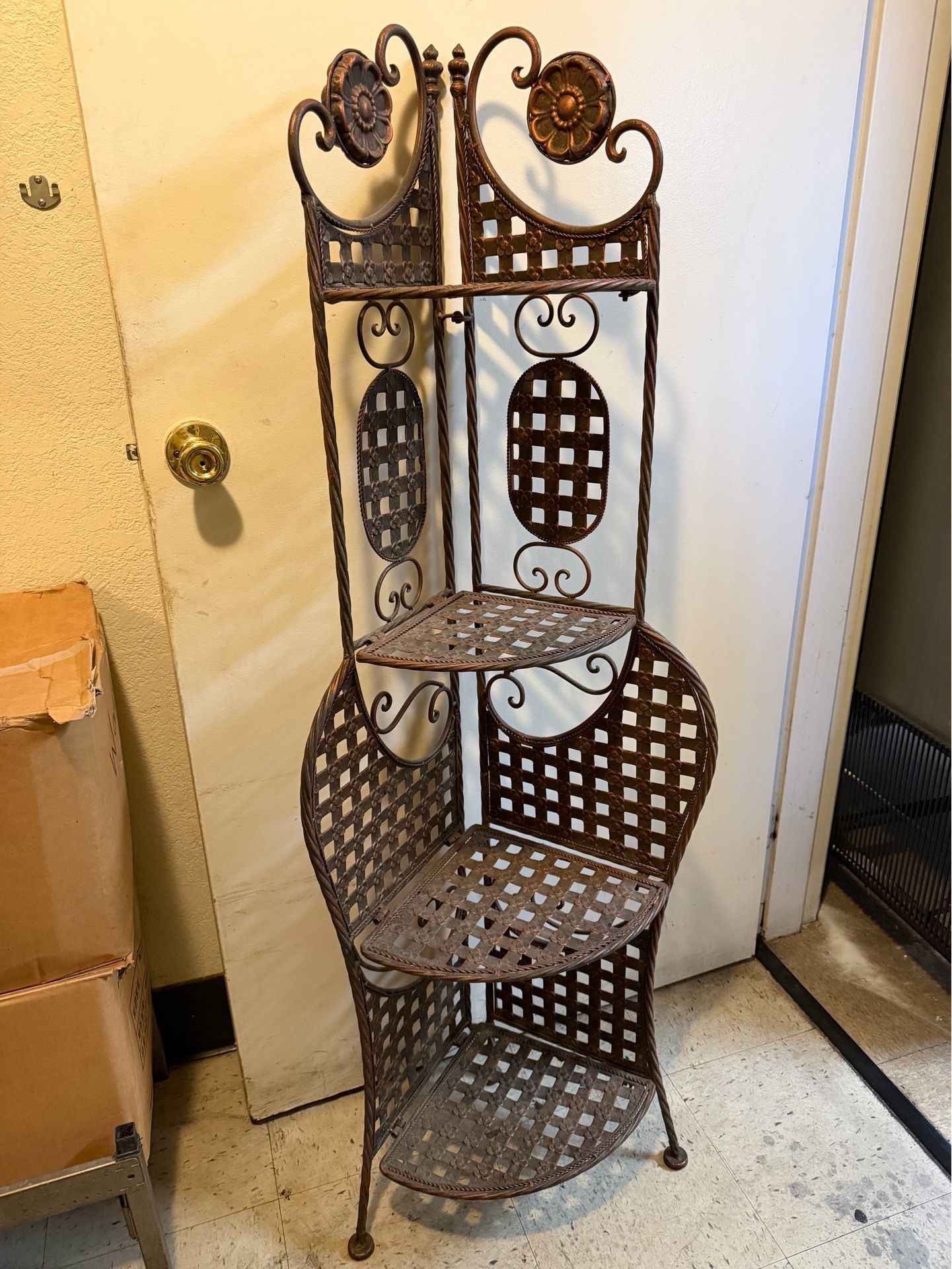 Conner metal shelve