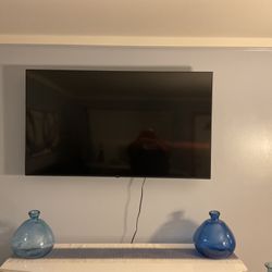 📺 For Sale: 52” Smart TV – Great Deal! 📺