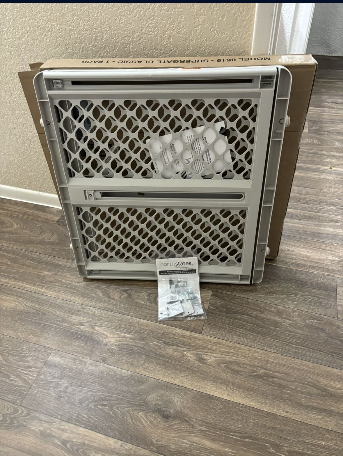 North States Pet Gate lii Montado a Presión Blanco, Gris, 2 x 42 x 26"