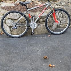 26” TREK 6000 24 Speed Mountain Bike Bicycle Pristine Like New Condition