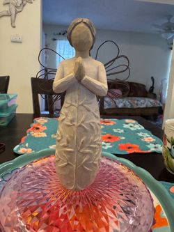 Retired 2005 Willow Tree Angel Figurine a tree prayer