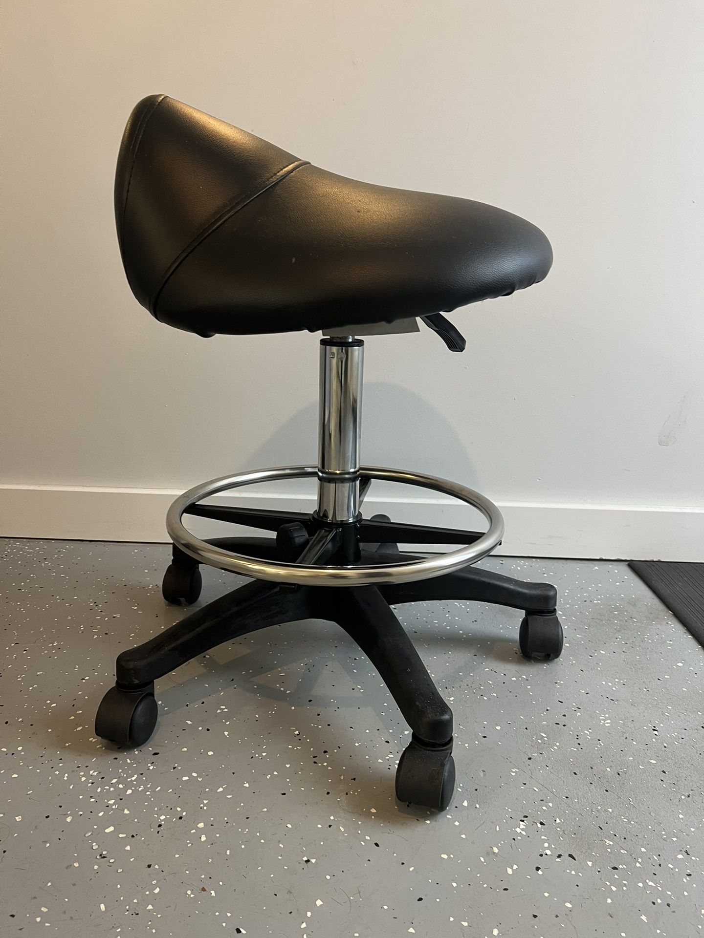 Profesional Back Support Stool For Doing Hair Or Eyelashes