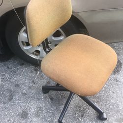 Nice adjustable desk chair on wheels only $15