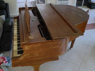 FREE PIANO FOR PICK UP IN NORTH MIAMI