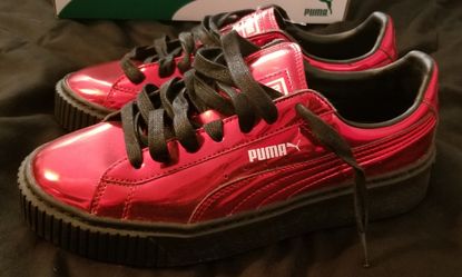 Woman's red pumas