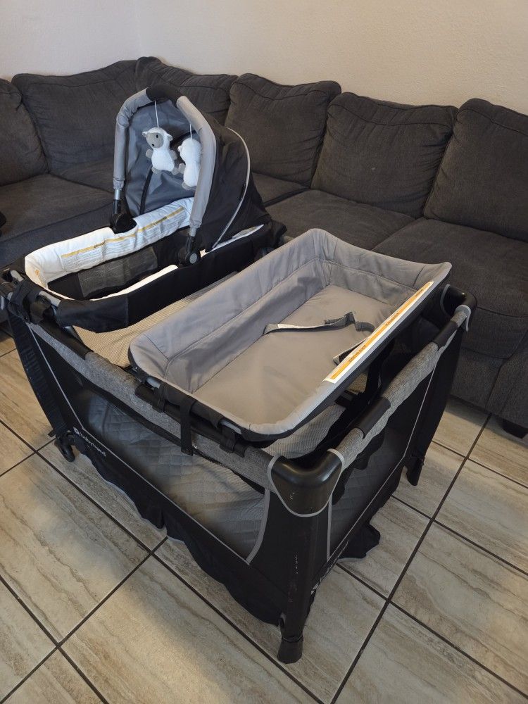 Playpen/ Bassinet