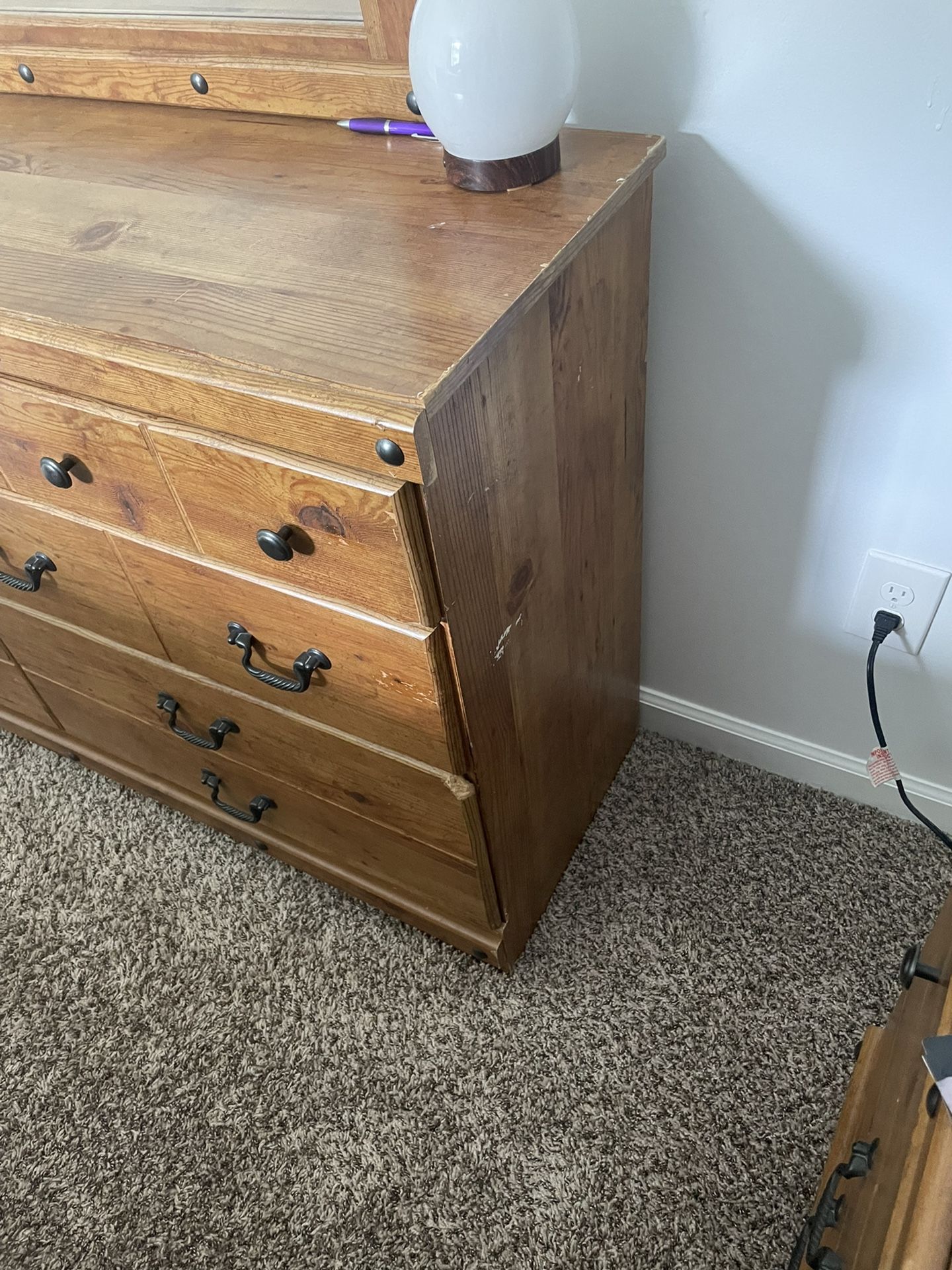 Used Queen Bet Set (Bed, Rails, Dresser, Mirror, Nightstand, Chest) for