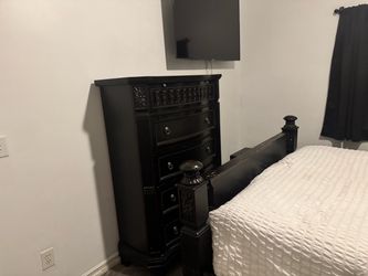 Queen Bed/ Mattress & Box Springs/ 5 Chest Drawer