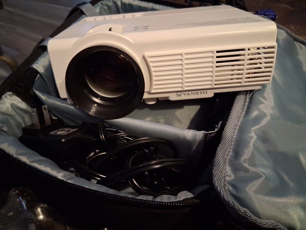 Vankyo Leisure 3 Q5 Projector With Case