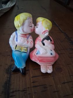 Vintage salt n pepper shakers