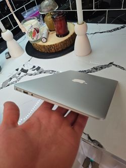 2015 Apple MacBook Air 11” – Intel Core i5 – 4GB RAM