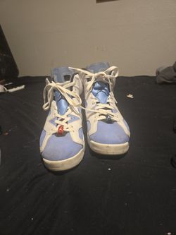 Lightly used jordan 6 UNC's size 10