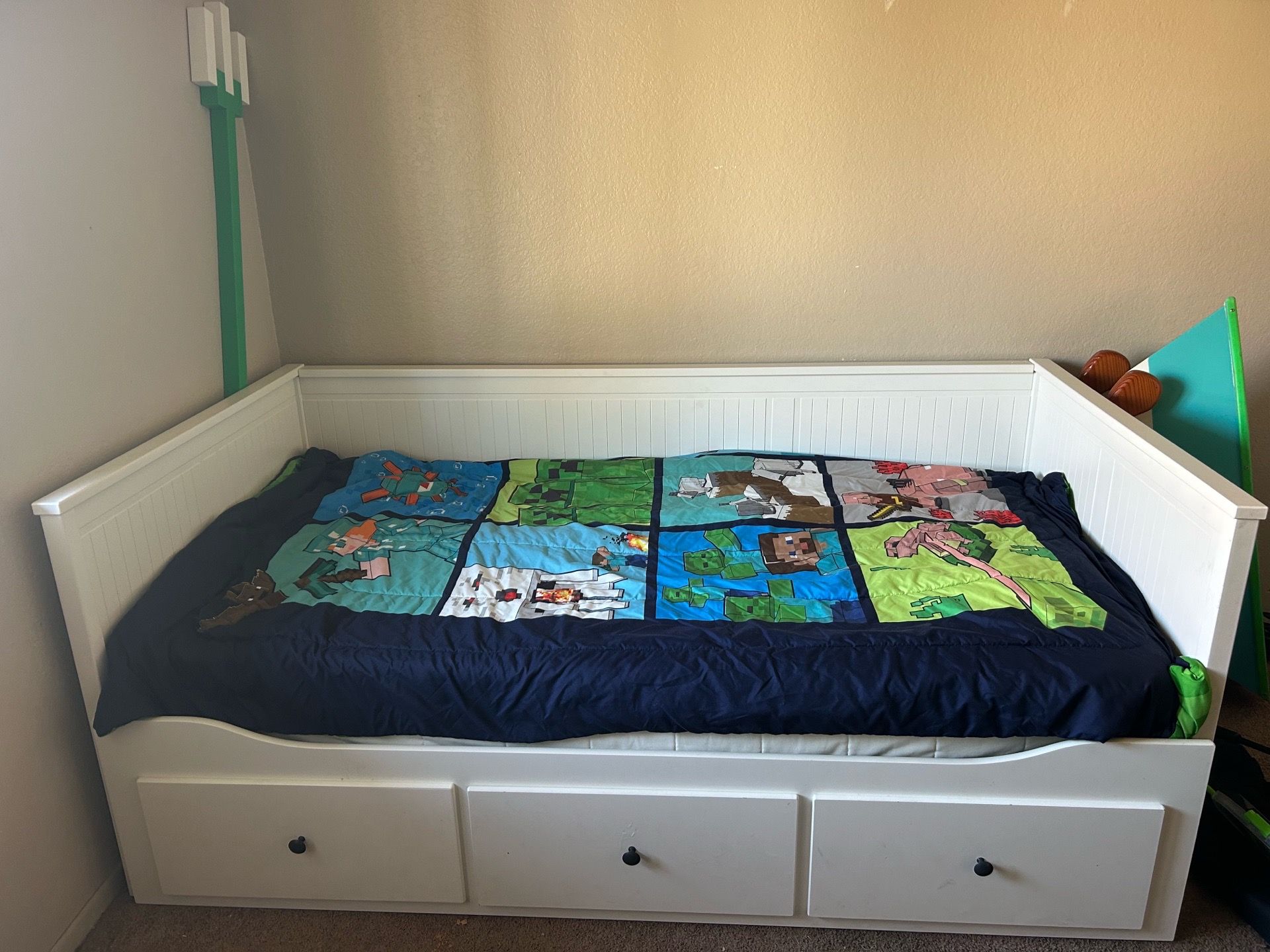 Day bed with 3 drawers