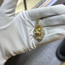 Gold lion with a crown pendant with diamond 10k gold
