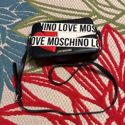 LOVE  MOSCHINO