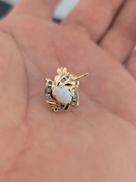 10 K Yellow Gold Opal &Diamonds Earrings 
2.41g