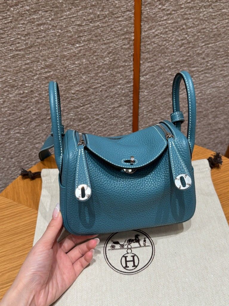 Ladies customize high-end bags