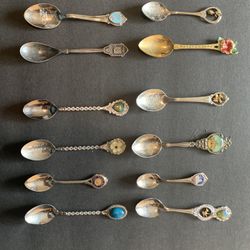 Set a 12 Vintage collectible spoons