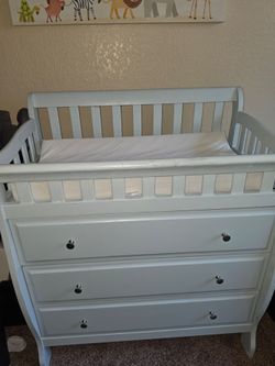 Changing table with changing pad