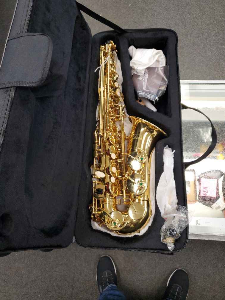 LYX Saxophone With Case 