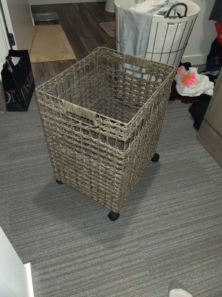 Free Hamper (with lid)