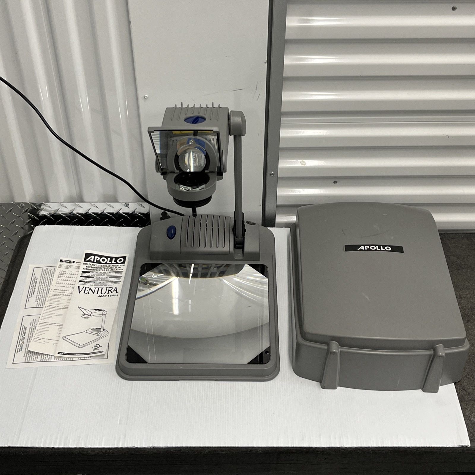 APOLLO VENTURA SERIES 4000 FOLDABLE PORTABLE OVERHEAD PROJECTOR w/Manual & Case