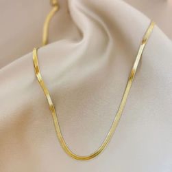 Gold tone Herringbone Snake Chain Necklace. Cadena.