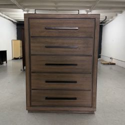 Bob’s Furniture 5 Drawer Chest Dresser With Jewelry / Mirror Top