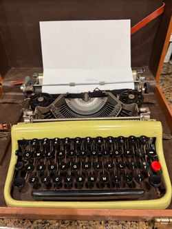 Vintage 1951 Olivetti Lettera 22 Typewriter - Pistachio Green w/ Leather Case - WORKING