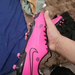 Soccer shoes
