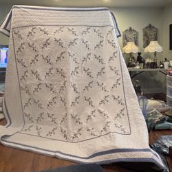 Queen Quilt With 2 Pillow Shams