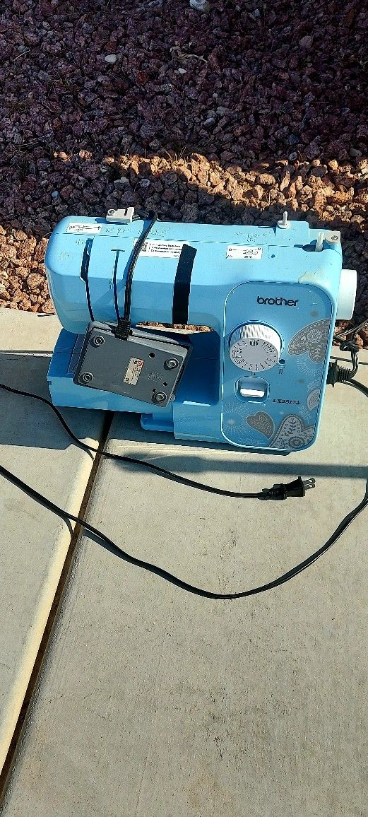 Brother LX3817A 17-Stitch Portable Full-Size Mechanical Sewing Machine in aqua