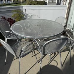 Outdoor Table + 6 Chairs 