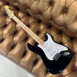 Squier Sonic Stratocaster Maple Fingerboard Electric Guitar Black Panda 6 string FrontMan 10G Amplifier