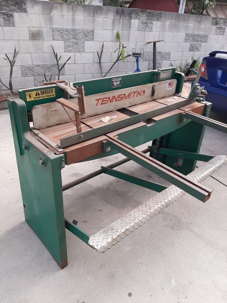 TENNSMITH  SHERING  MACHINE  16 GA  CAPACITY   X  52"  INCHES  WIDE 