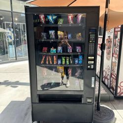 VENDING MACHINE WITH CREDIT CARD READER 