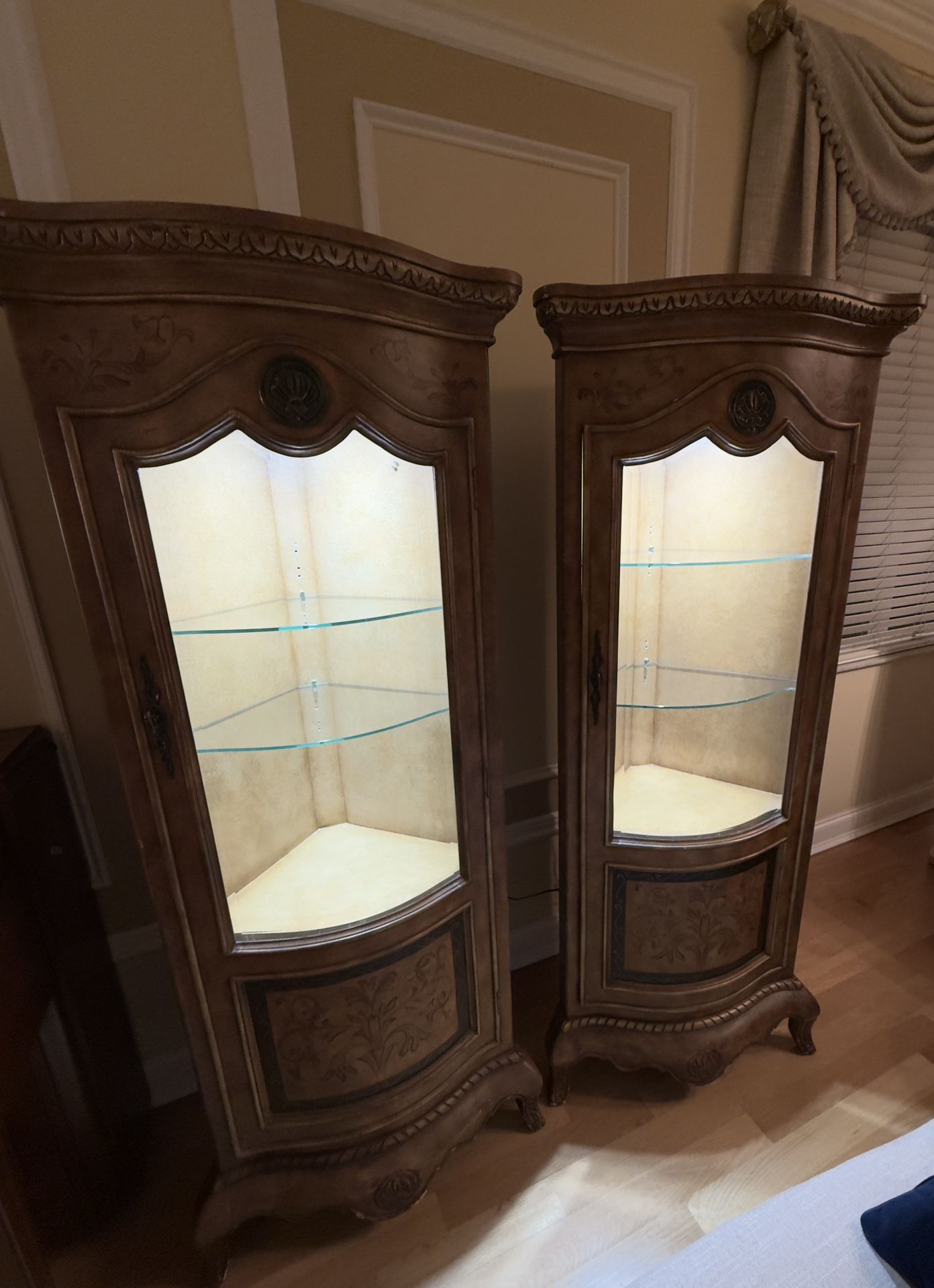Vintage corner curio cabinet with light(set of 2)