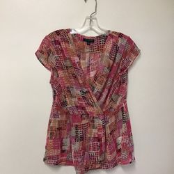 Women’s BANANA REPUBLIC 100% polyester cap sleeve 1 button cross front blouse… Medium